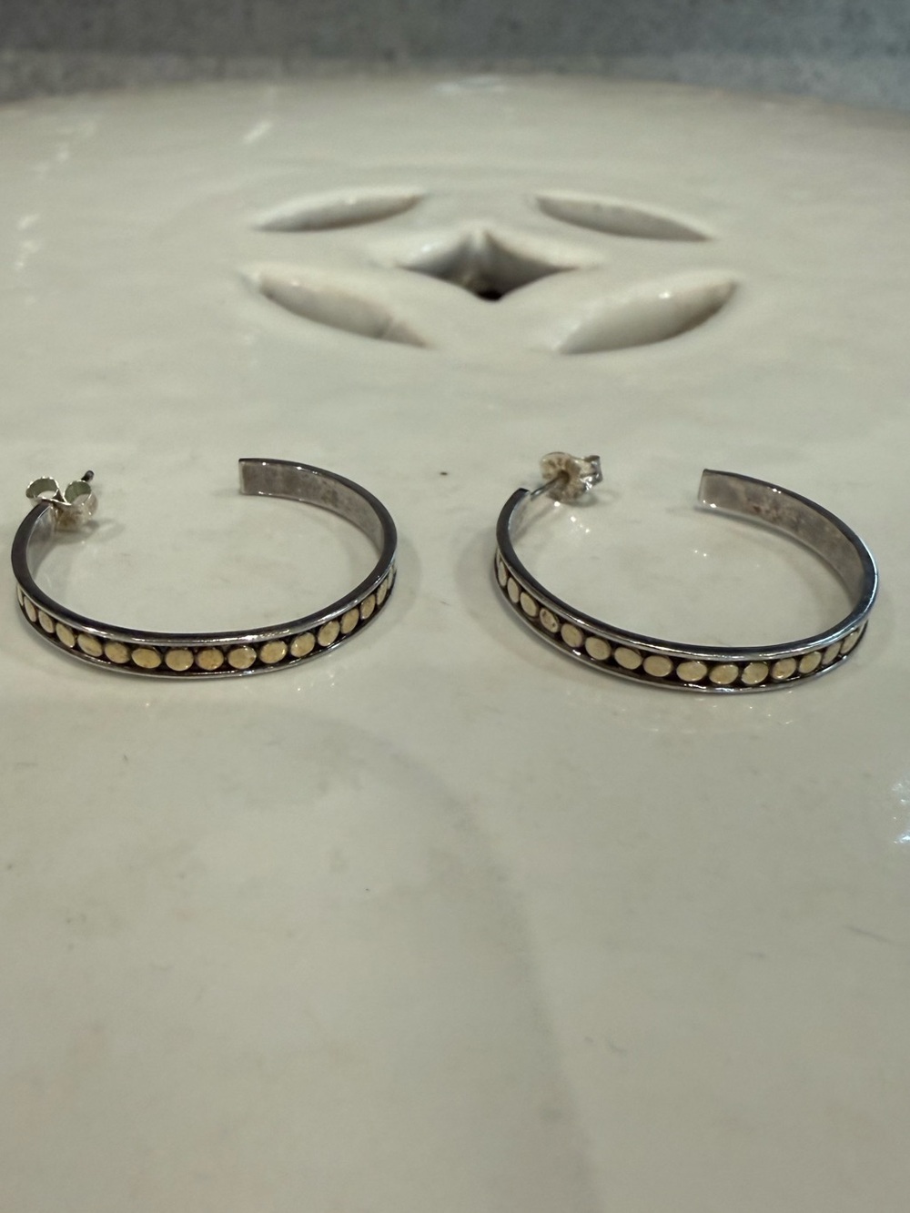 • Anna Beck • EUC • CLASSIC LARGE HOOP DISC EARRING IN GOLD/SILVER - Picture 6 of 15